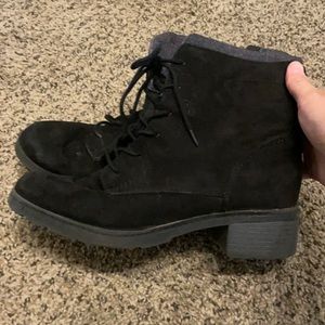 Black Universal Thread Boots